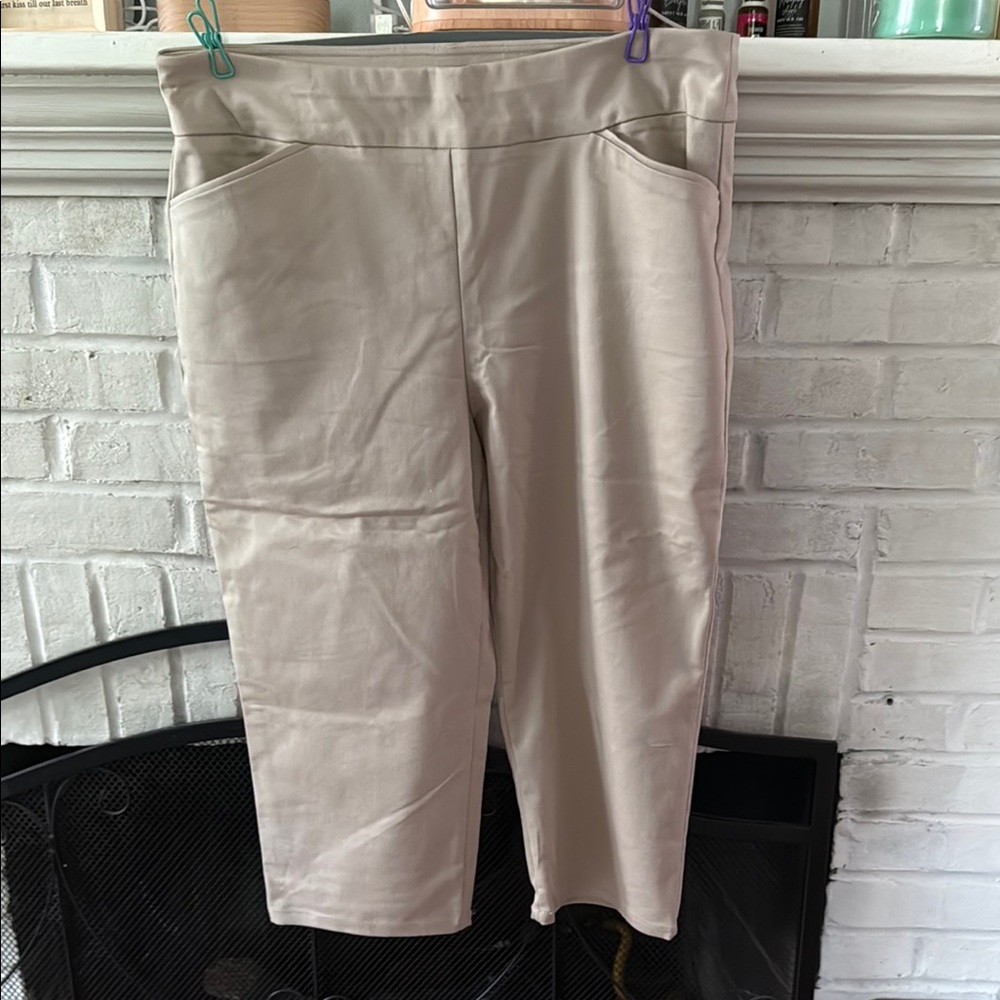 Croft & Barrow Cream Capris
